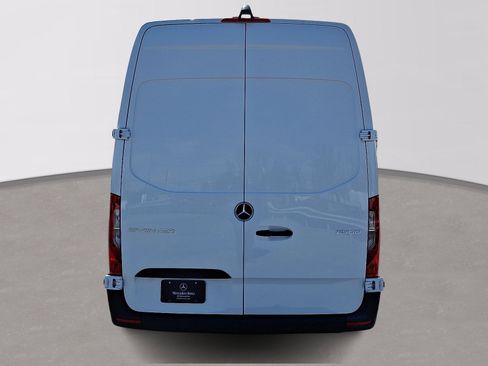 Used 2024 Mercedes-Benz Sprinter 2500 image 5