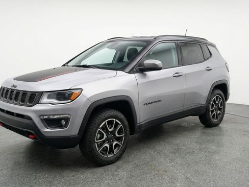 Used 2025 Jeep Compass Trailhawk image 3