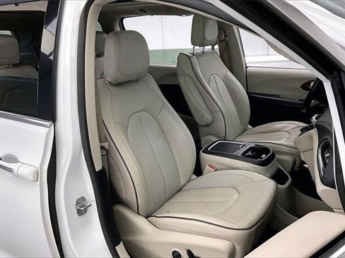 Used 2020 Chrysler Pacifica Limited image 7