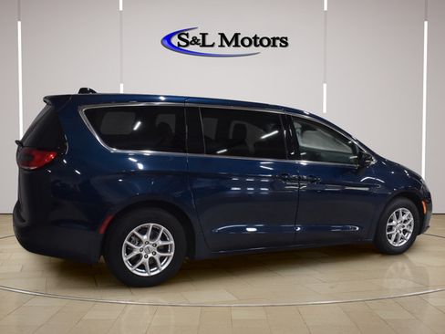 Certified 2024 Chrysler Pacifica Touring-L FWD image 8