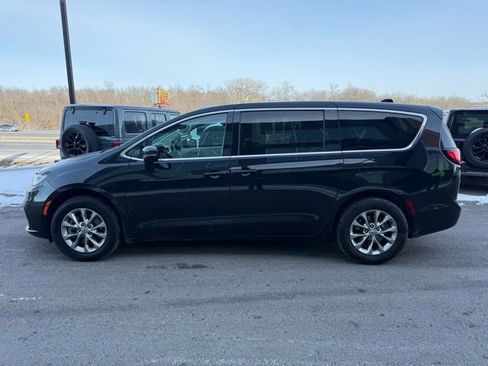 Used 2023 Chrysler Pacifica Touring-L AWD/4WD image 6