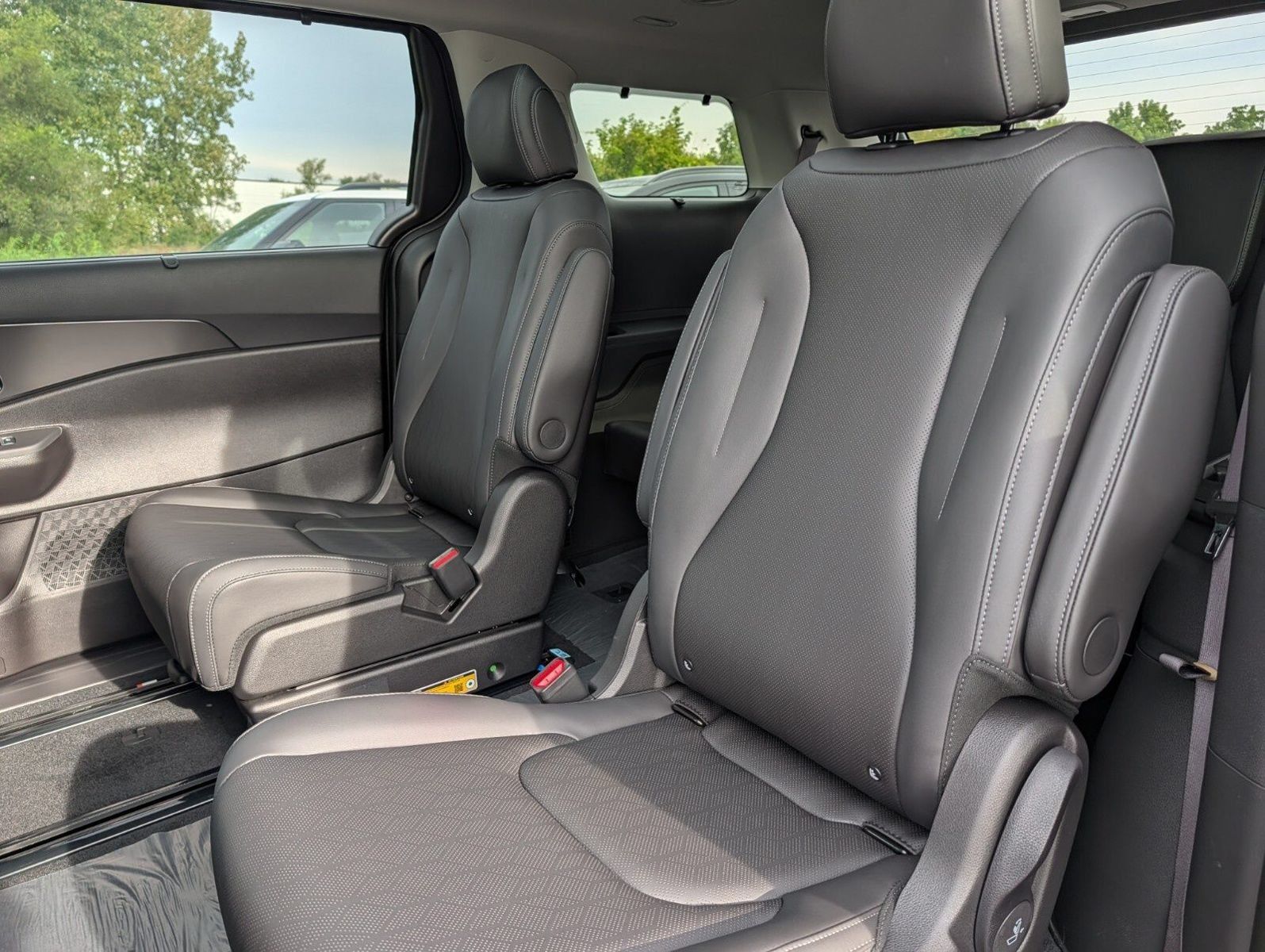 New 2027 Kia Carnival SX w/ Dark Edition Package FWD image 26