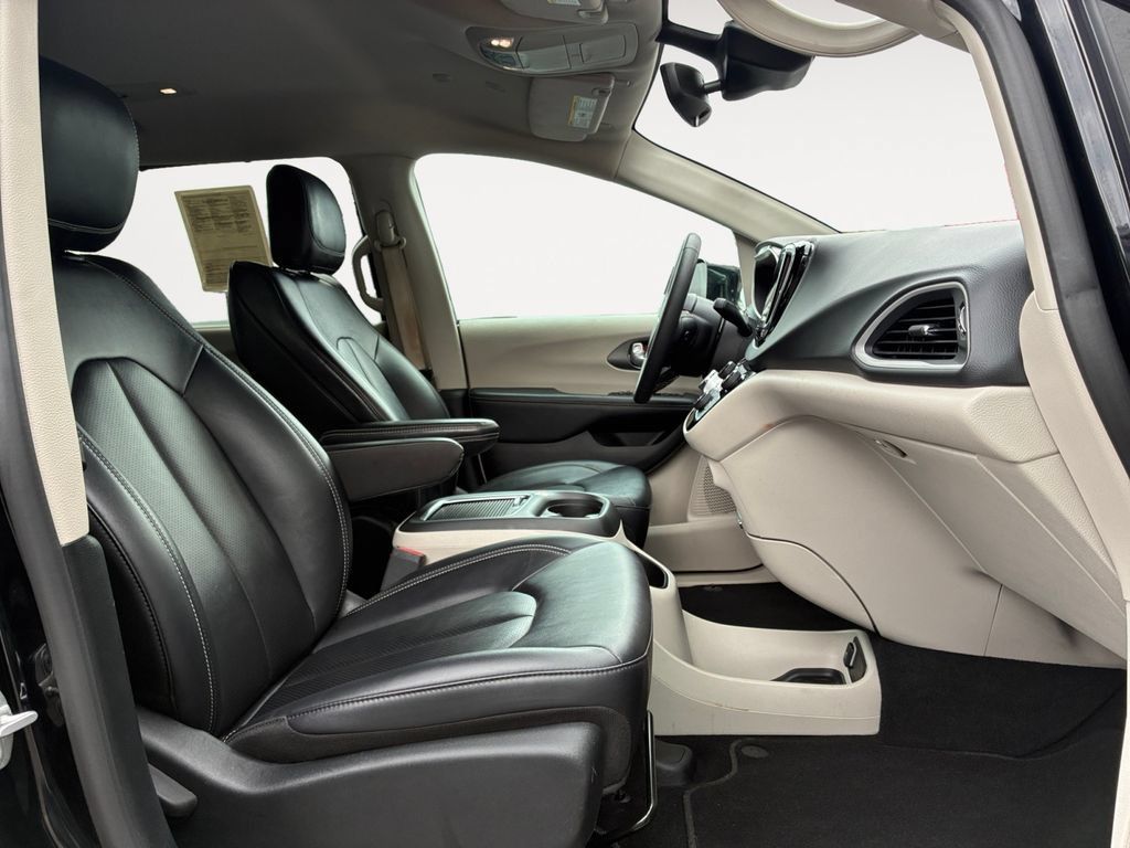 Used 2024 Chrysler Pacifica Touring-L FWD image 15