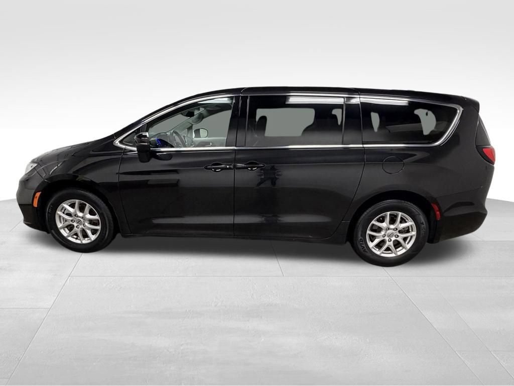 Used 2023 Chrysler Pacifica Touring-L FWD image 5