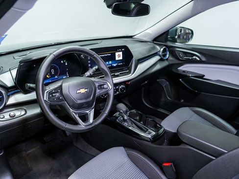 Used 2025 Chevrolet Trax LT w/ LT Convenience Package FWD image 14