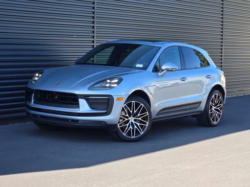 Certified 2025 Porsche Macan AWD/4WD image 1