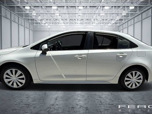 Used 2020 Toyota Corolla LE FWD image 2