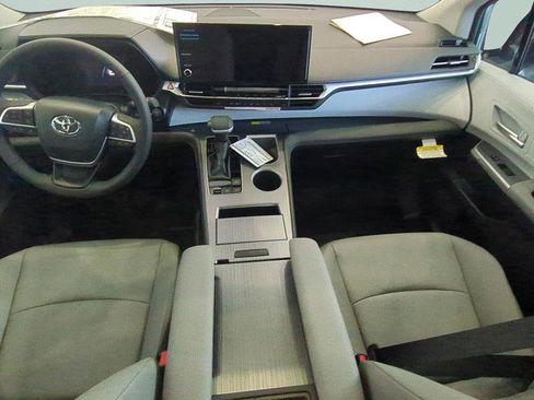 New 2026 Toyota Sienna XLE FWD image 11