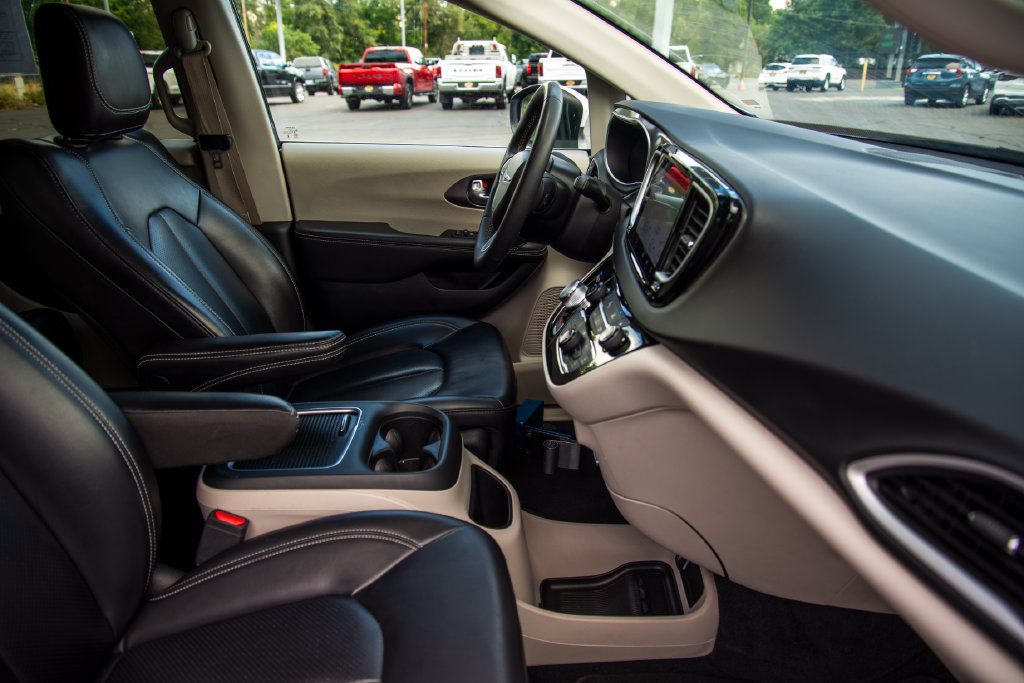 Used 2023 Chrysler Pacifica Touring-L FWD image 17
