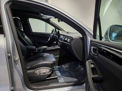 Used 2025 Porsche Macan image 11