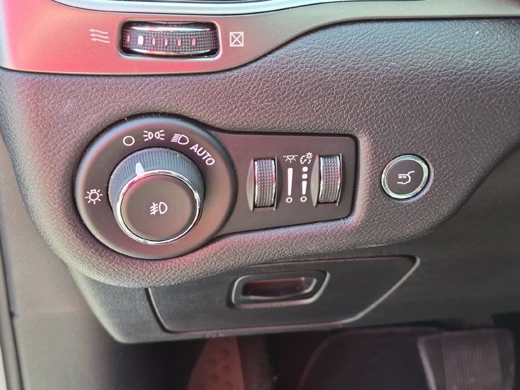 Used 2020 Jeep Cherokee Limited AWD/4WD image 14