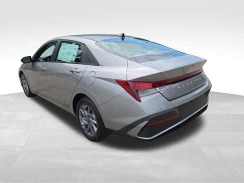 Used 2024 Hyundai Elantra SEL FWD image 8