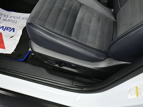 Used 2024 Mitsubishi Outlander SE image 15