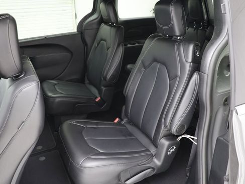 Used 2025 Chrysler Pacifica Select FWD image 10