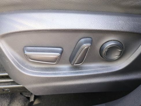 Used 2022 Toyota Corolla Cross XLE FWD image 17
