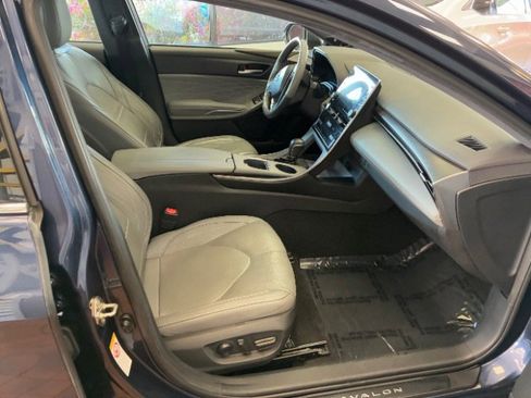 Used 2019 Toyota Avalon Limited image 30