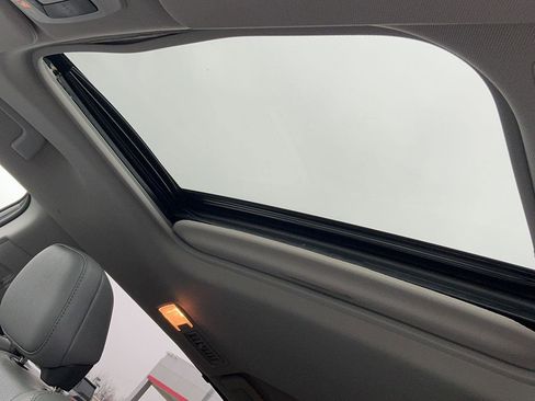 Used 2021 Toyota Sienna Limited image 23