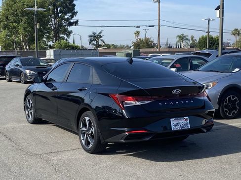 Used 2023 Hyundai Elantra SEL w/ Convenience Package FWD image 4