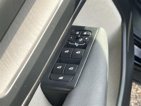 Used 2023 Volvo XC40 B5 Plus w/ Protection Package Premier image 21