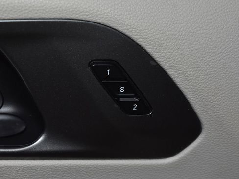 Used 2024 Chrysler Pacifica Touring-L image 5