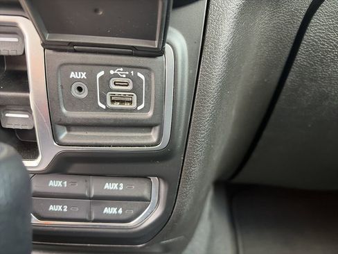 Used 2025 Jeep Wrangler Unlimited Rubicon AWD/4WD image 26