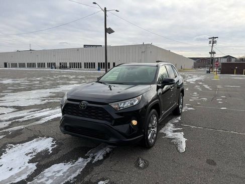 Used 2019 Toyota RAV4 XLE Premium image 14