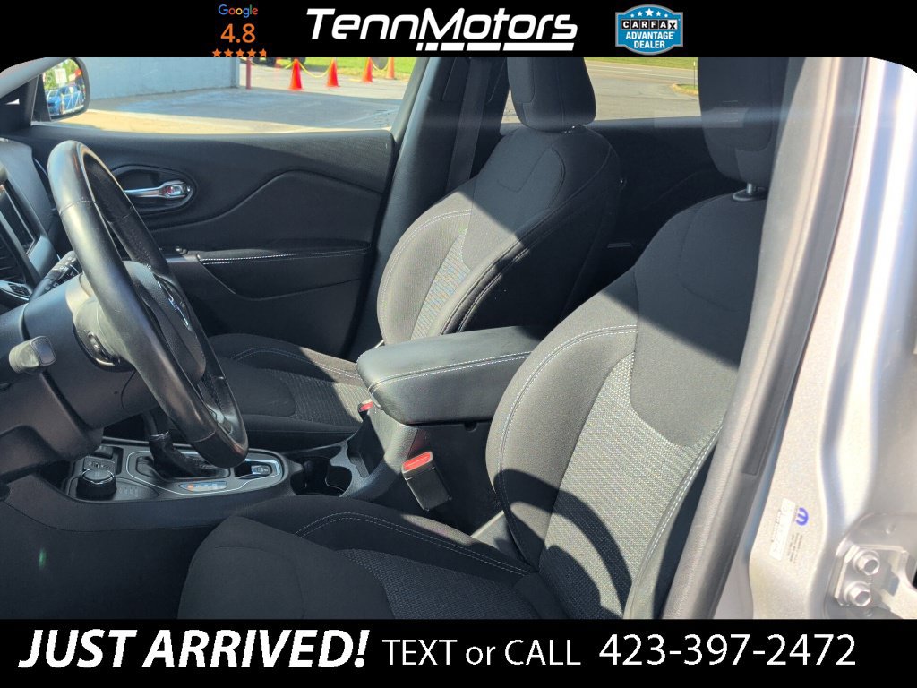 Used 2019 Jeep Cherokee Latitude w/ Cold Weather Group AWD/4WD image 12