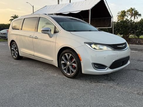 Used 2017 Chrysler Pacifica Limited FWD image 2