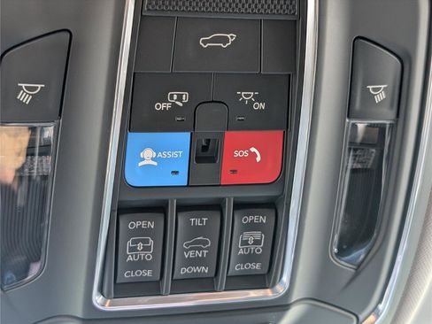 Used 2023 Jeep Grand Cherokee L Limited AWD/4WD image 37