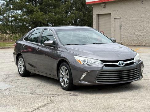 Used 2016 Toyota Camry XLE w/ Moonroof Package FWD image 3