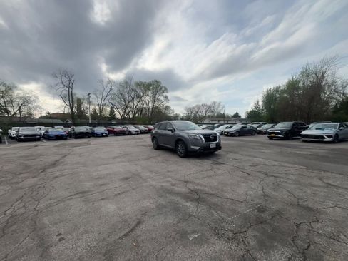 Used 2025 Nissan Pathfinder SV image 15