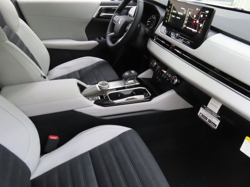 New 2025 Mitsubishi Outlander SE image 21