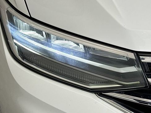 Used 2022 Volkswagen Tiguan SE w/ Panoramic Sunroof Package FWD image 9