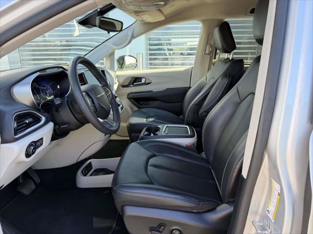 Used 2024 Chrysler Pacifica Touring-L FWD image 19