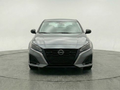Used 2025 Nissan Altima 2.5 SV FWD image 2