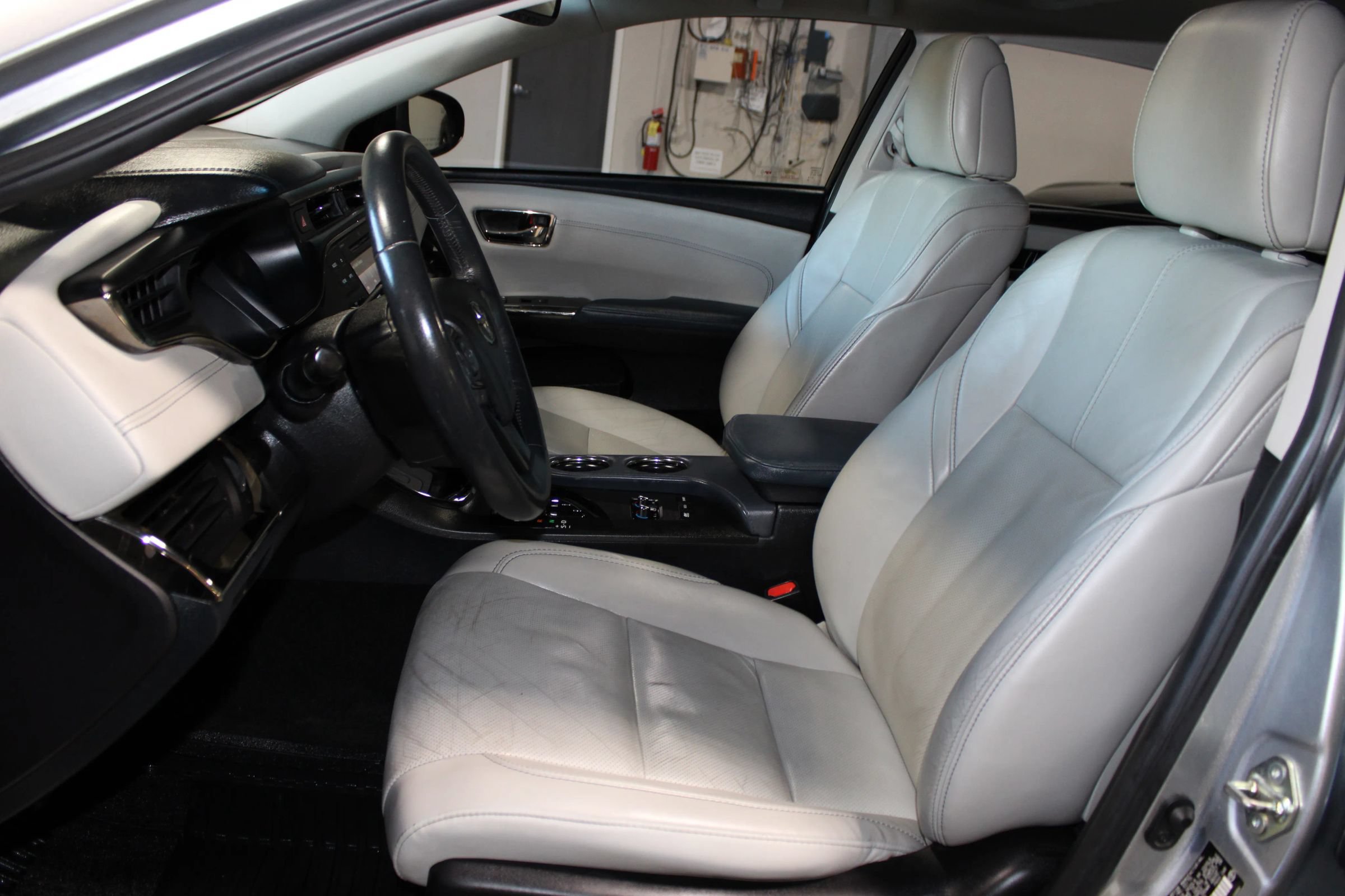Used 2015 Toyota Avalon Limited w/ Technology Package FWD image 26