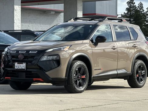 Used 2025 Nissan Rogue SV image 7