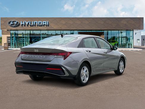 New 2025 Hyundai Elantra SE image 7