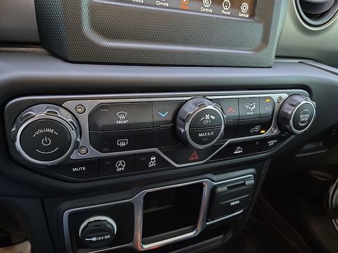 Used 2023 Jeep Gladiator Sport AWD/4WD image 17