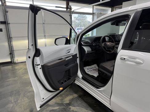 Used 2023 Toyota Sienna XLE FWD image 10