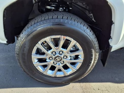 Used 2024 Toyota Tacoma Limited w/ Limited Package (LT) image 13