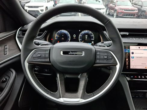 New 2026 Jeep Grand Cherokee Limited w/ Luxury Tech Group II AWD/4WD image 15