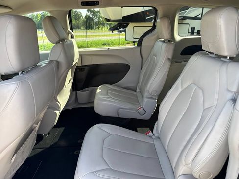 Certified 2021 Chrysler Voyager Lxi FWD image 10