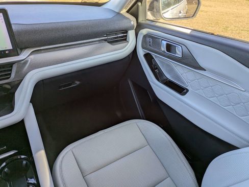 Used 2025 Ford Explorer Platinum w/ Ultimate Package image 19