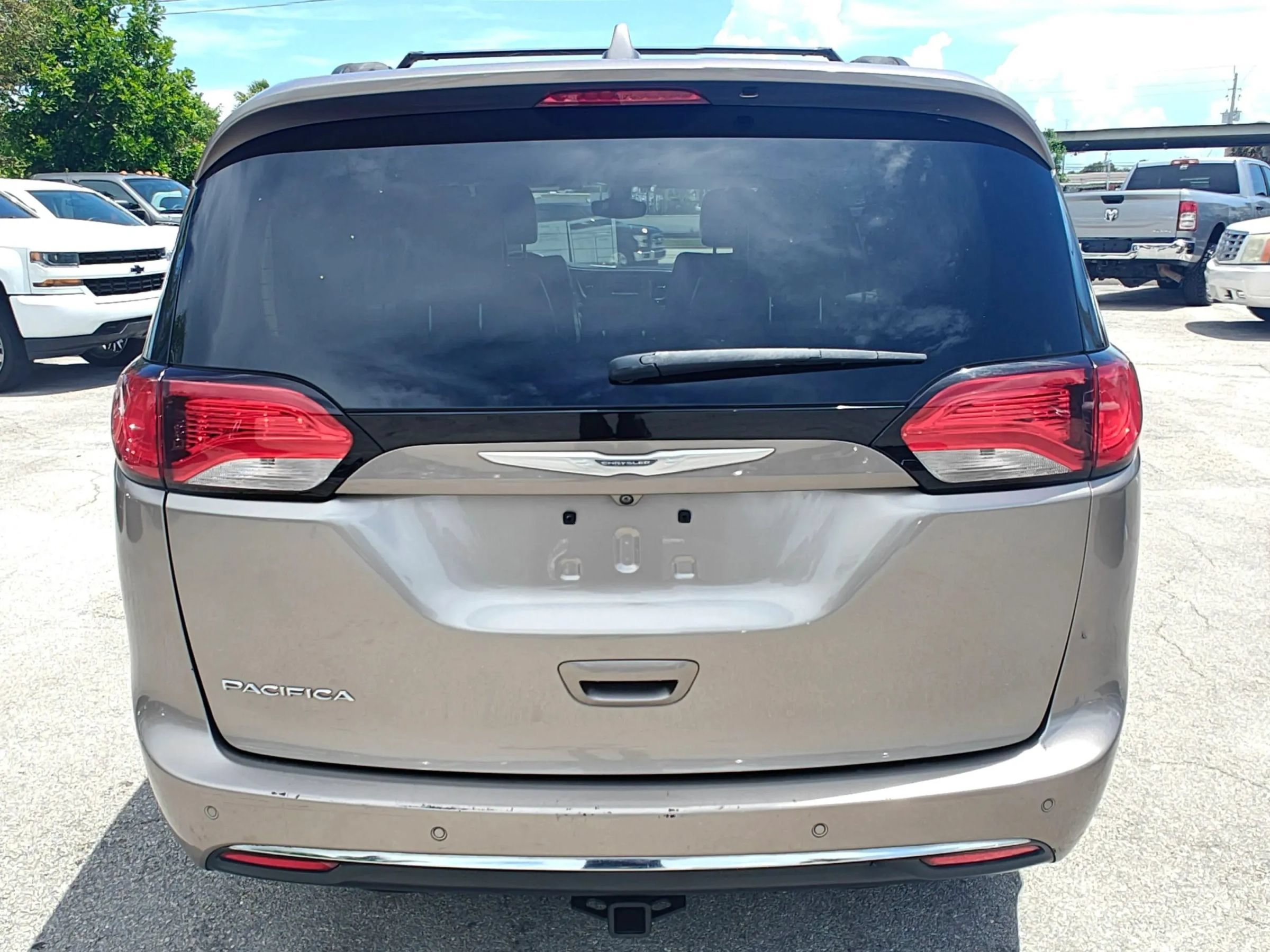 Used 2017 Chrysler Pacifica Touring-L FWD image 6
