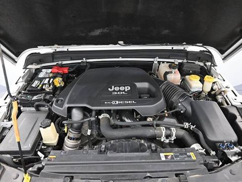 Used 2022 Jeep Wrangler Unlimited Sahara AWD/4WD image 21