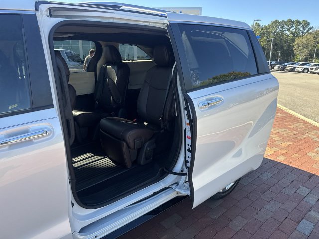 Used 2023 Toyota Sienna Platinum FWD image 25