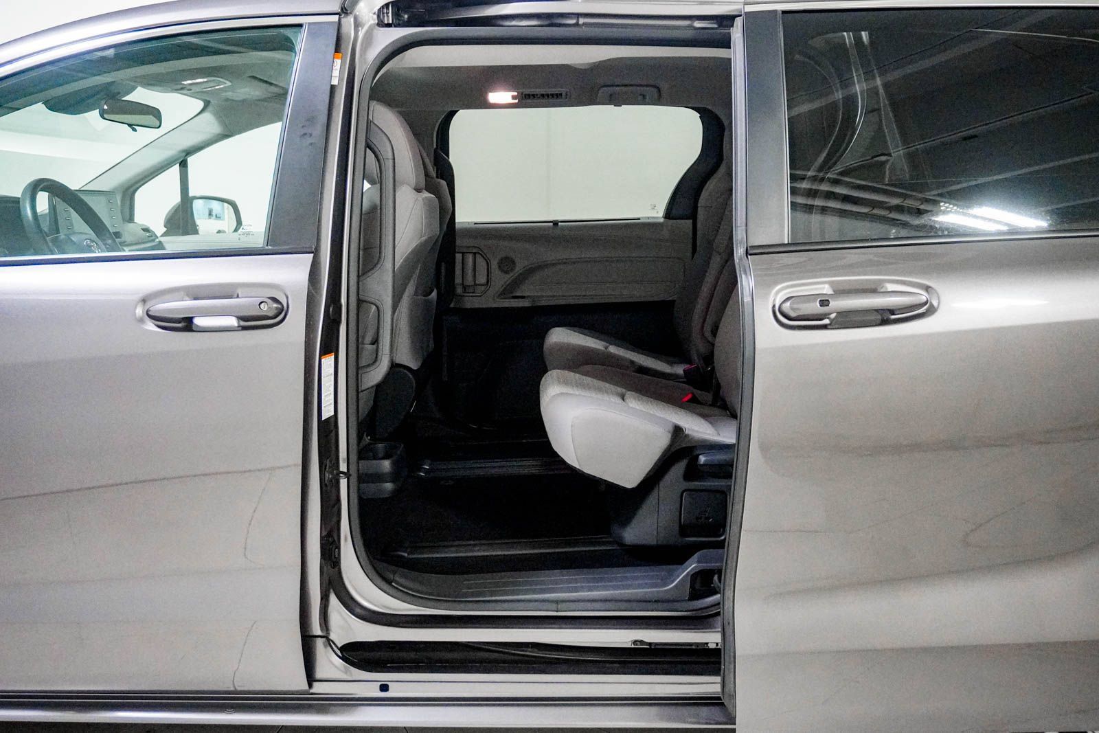 Used 2024 Toyota Sienna LE FWD image 36