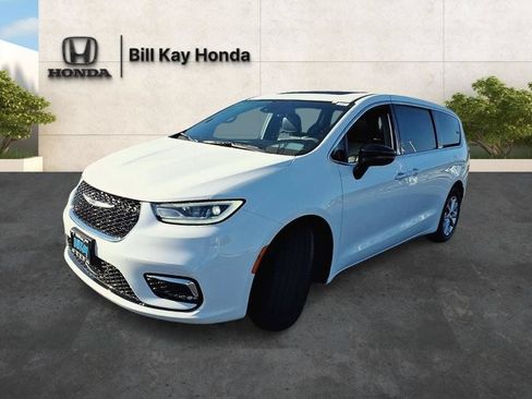 Used 2026 Chrysler Pacifica Limited FWD image 7