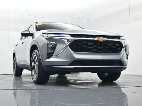 Used 2025 Chevrolet Trax LT FWD image 42